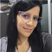 Profesora de contabilidad imparte clases a niños jóvenes y adultos de todas las edades